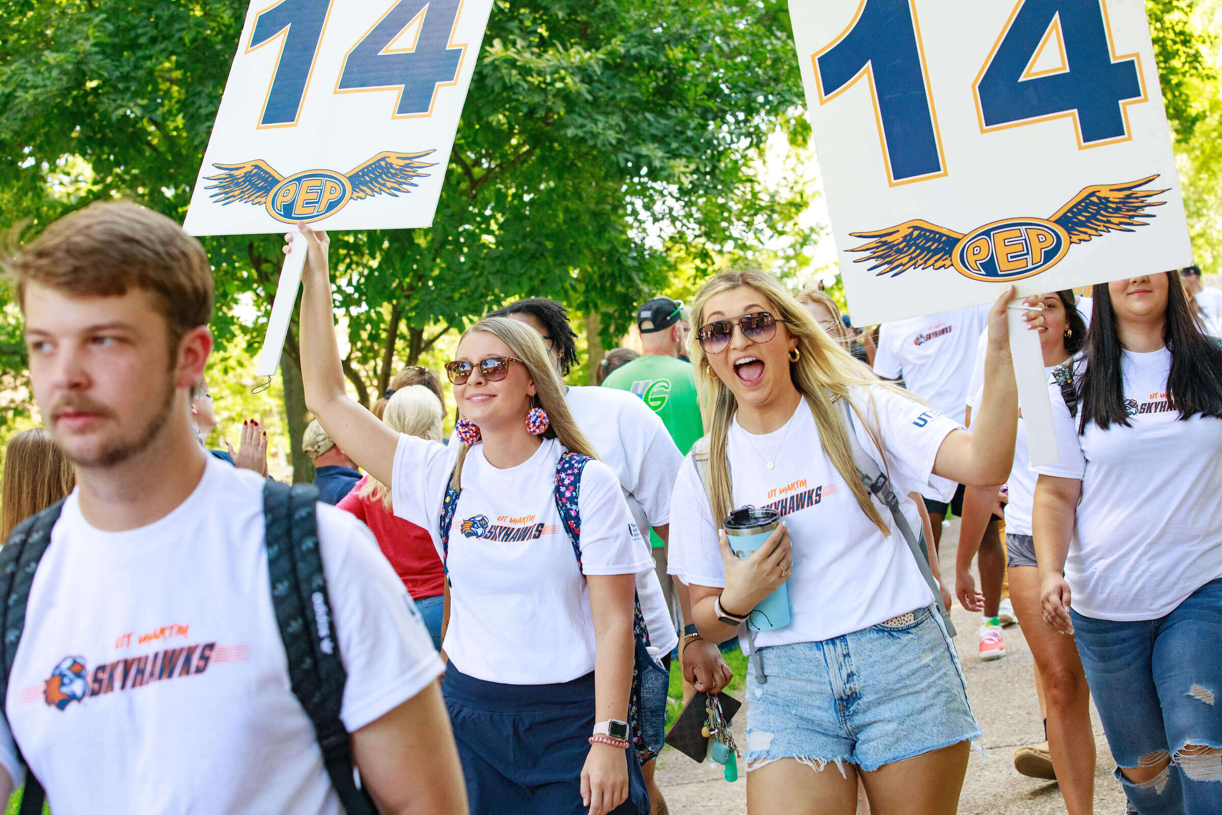 Skyhawk PEP leaders welcome first year students to campus.